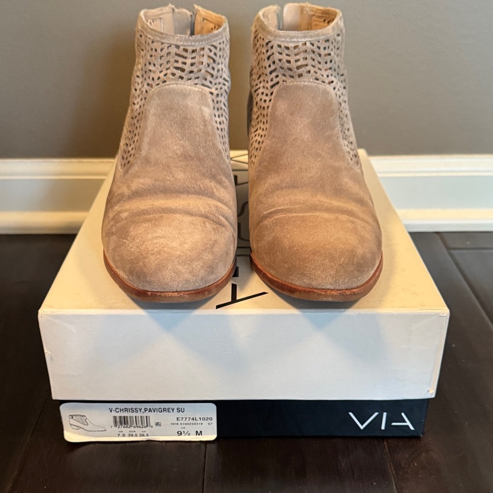 Women's Via Spiga Gray Suede Ankle Boots 9.5
